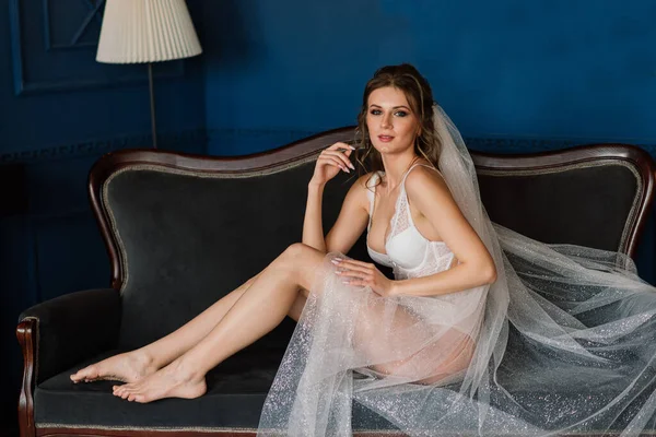 Mooie Bruid Witte Kanten Lingerie Met Blote Schouder Zittend Een — Stockfoto