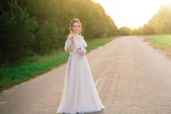 Молодая Счастливая Женщина Вышла Цветущего Сада Невеста — стоковое фото