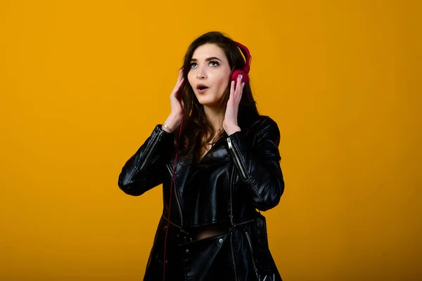 Junge Frau Mit Kopfhörern Hört Musik Und Fühlt Sich Glücklich — Stockfoto