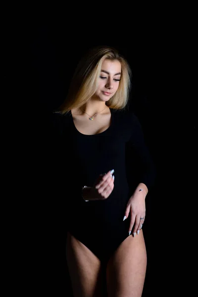 Nádherný Blond Model Perfektní Postavou Pózující Černém Obleku — Stock fotografie