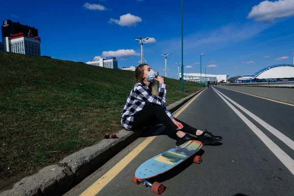 Portrét Mladé Ženy Lékařské Masce Longboardem Městě Během Karantény — Stock fotografie