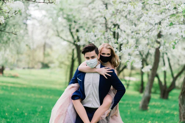 Pareja Joven Cariñosa Caminando Con Máscaras Médicas Parque Durante Cuarentena —  Fotos de Stock