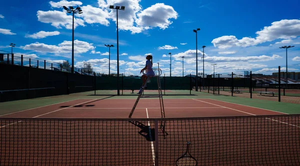 Junge Kaukasische Sexy Tennisspielerin Auf Dem Platz Der Nähe Der — Stockfoto