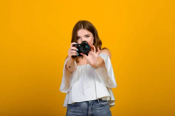 Joven Fotógrafa Con Cámara Sobre Fondo Amarillo Sonriente Feliz — Foto de Stock