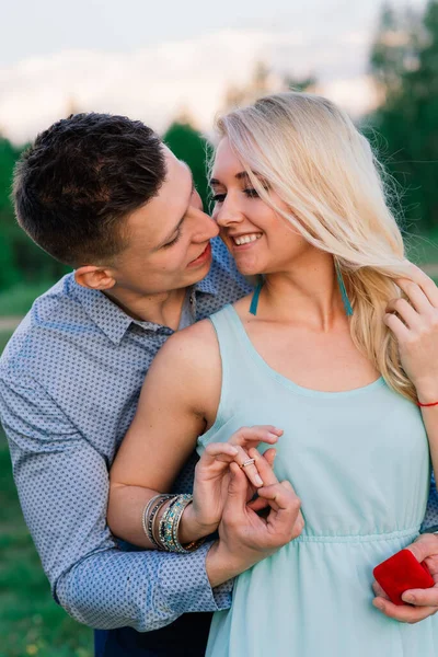 Man Asking His Girlfriend She Wants Marry Him Sunset — Stock Photo, Image