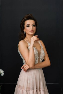 Beyaz bir gelinlik içinde bir Villa 'nın içinde bir düğünde gelin. Gelinin sabahı.