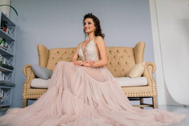 Beyaz bir gelinlik içinde bir Villa 'nın içinde bir düğünde gelin. Gelinin sabahı.