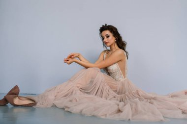 Beyaz bir gelinlik içinde bir Villa 'nın içinde bir düğünde gelin. Gelinin sabahı.