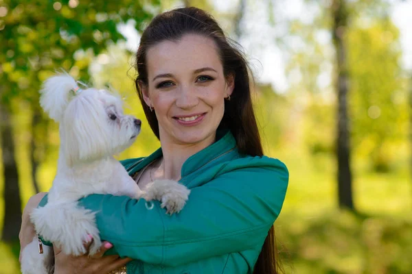 Jeune Fille Avec Son Chien Chiot Chien Blanc Est Cours — Photo