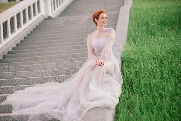 Menina Ruiva Caucasiana Muito Jovem Jardim Com Seu Buquê Casamento — Fotografia de Stock