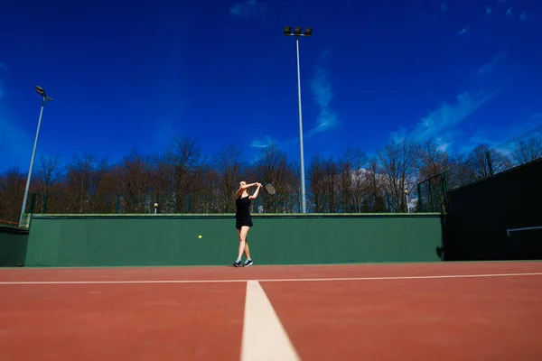 Tenis Raketiyle Çimenlerin Üzerinde Şehvetli Bir Kadın Aktivite Enerji Güç — Stok fotoğraf