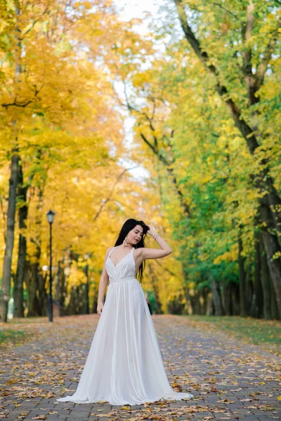 Güz Parkında Beyaz Elbiseli Güzel Esmer Bir Kadın — Stok fotoğraf