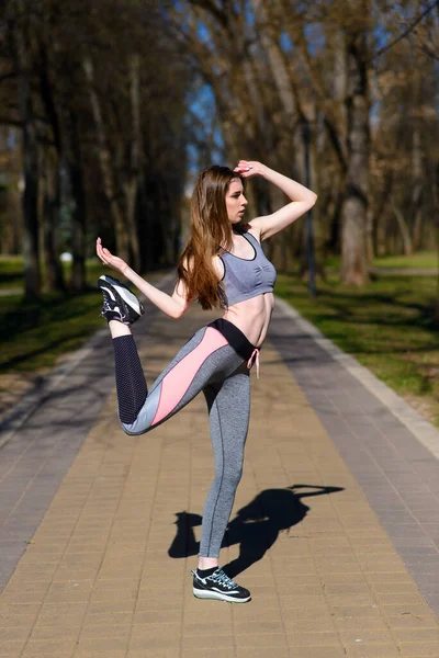 Hermosa Chica Atlética Ropa Deportiva Gafas Patio Recreo Estilo Vida —  Fotos de Stock