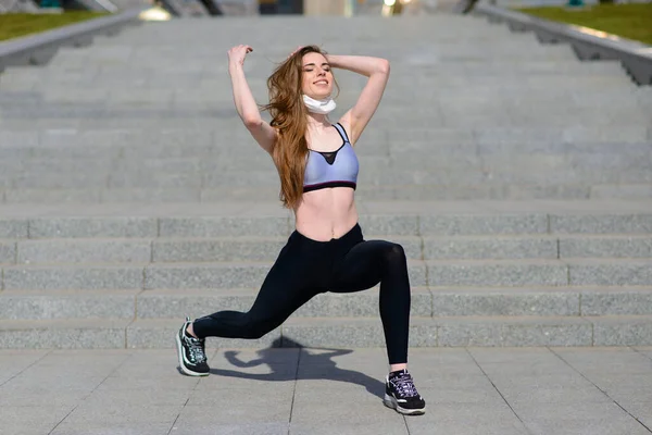 Mulher Corredores Exercício Matinal Ela Usa Uma Máscara Nasal Protecção — Fotografia de Stock