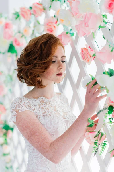 Retrato Menina Cabelos Vermelhos Usando Vestido Noiva Contra Fundo Estúdio — Fotografia de Stock