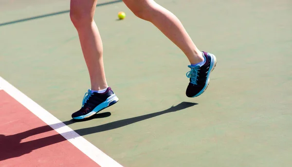 Piernas Niña Una Cancha Tenis Cerrada Con Raqueta —  Fotos de Stock