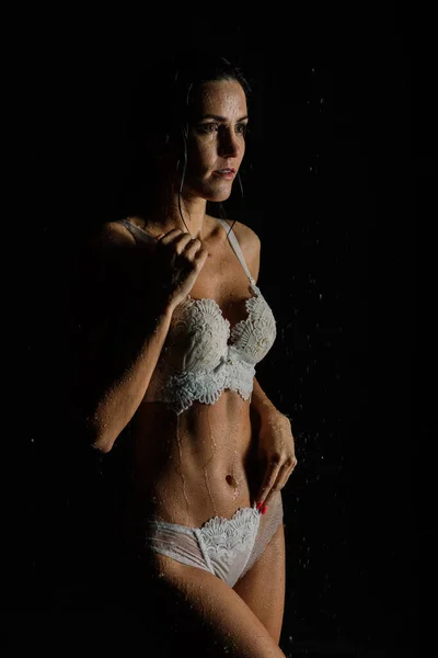 Giovane Donna Sexy Lingerie Bianca Acqua Studio Foto — Foto Stock