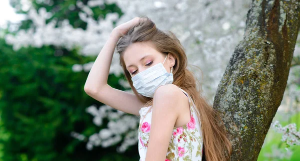 Teenager Dívka Lékařské Masce Jarní Kvetoucí Zahradě Koncepce Společenské Vzdálenosti — Stock fotografie