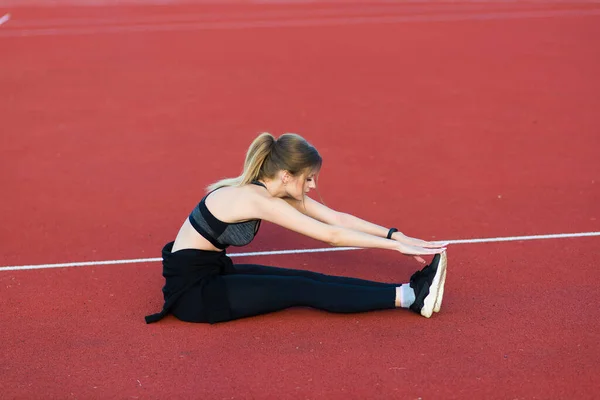 Junge Schöne Athletin Sportbekleidung Trainiert Und Läuft Streckt Sich Stadion — Stockfoto