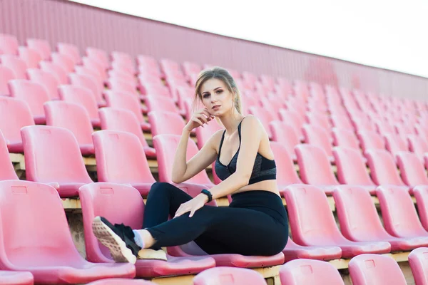 Uma Treinadora Com Cabelo Escuro Fica Pista Vermelha Estádio Vestida — Fotografia de Stock