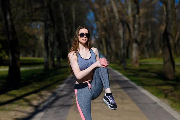 Schöne Athletische Mädchen Sportkleidung Und Brille Auf Dem Spielplatz Gesunder — Stockfoto