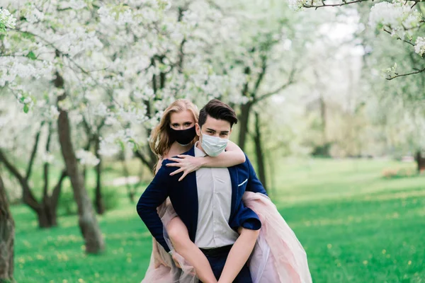 사랑하는 부부가 결혼식 검역중에 공원에서 의료용 마스크를 있습니다 코로나 바이러스 — 스톡 사진