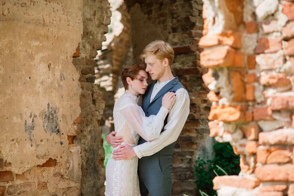 Muy Agradable Pelirroja Joven Acaba Casarse Feliz Pareja Besándose Puesta —  Fotos de Stock