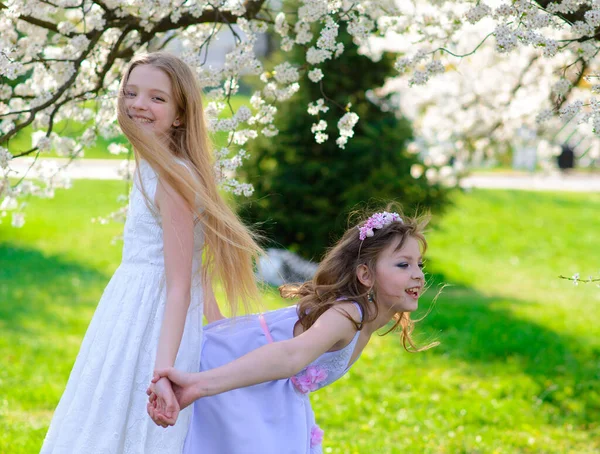 Schöne Junge Mädchen Mit Blauen Augen Einem Weißen Kleid Garten — Stockfoto