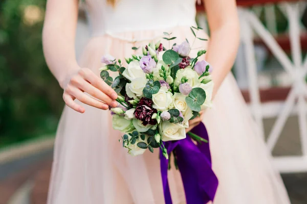 Buquê Casamento Rosas Brancas Vermelhas Nas Mãos Noiva Parque — Fotografia de Stock