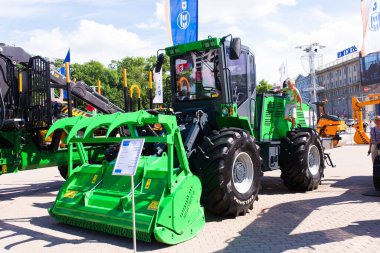 Minsk, Belarus - 07.14.2020. Kombine ve traktörler tarım makineleri ihtirası