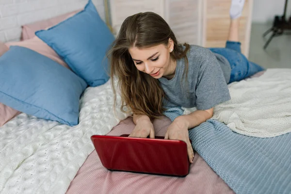 Minsk Belarús 2020 Mujer Joven Estudiando Casa Salón Sentado Suelo —  Fotos de Stock