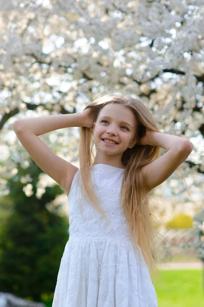 Красива Блакитноока Дівчина Довгим Світлим Волоссям Білій Сукні Ходить Квітковому — стокове фото