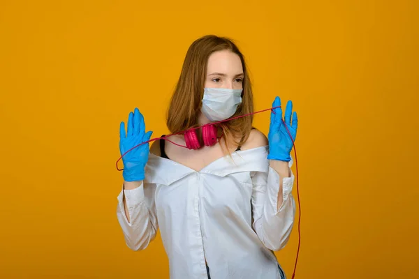 Ragazza Caucasica Maschera Protettiva Colore Blu Ragazza Che Guarda Telecamera — Foto Stock