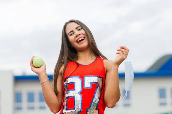 Porträt Der Tennisspielerin Mädchen Hält Einen Ball Draußen Mit Schutzmasken — Stockfoto
