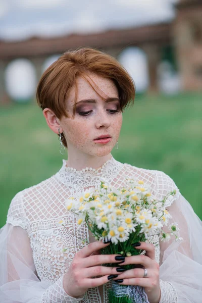 Menina Ruiva Caucasiana Muito Jovem Jardim Com Seu Buquê Casamento — Fotografia de Stock