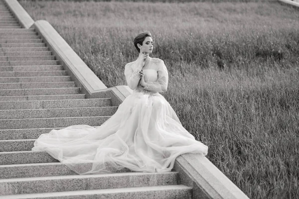 Menina Ruiva Caucasiana Muito Jovem Jardim Com Seu Buquê Casamento — Fotografia de Stock