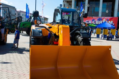 Minsk, Belarus - 07.14.2020. Kombine ve traktörler tarım makineleri ihtirası