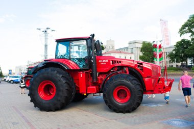 Minsk, Belarus - 07.14.2020. Kombine ve traktörler tarım makineleri ihtirası