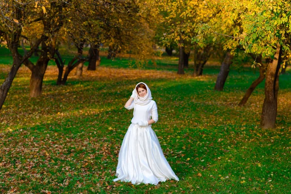 Menina Bonito Vestido Noiva Branco Longo Posando Caminho Rural Entre — Fotografia de Stock