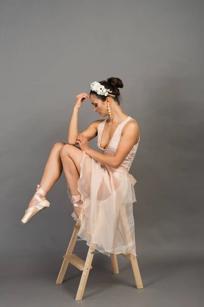 Bej Mayo Giymiş Genç Güzel Bir Balerin Açık Gri Stüdyo — Stok fotoğraf