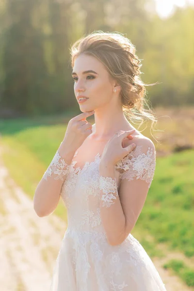 Jovem Feliz Saiu Bela Mulher Jardim Florescente Noiva — Fotografia de Stock