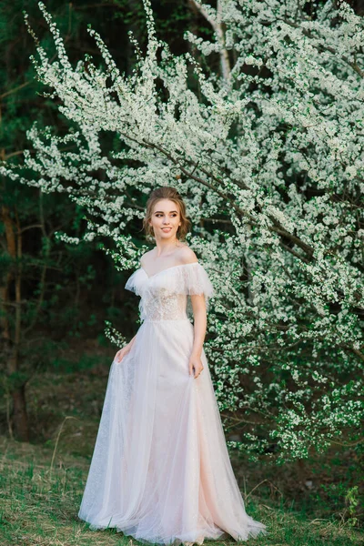 Młoda Szczęśliwa Wychodziła Pięknej Kobiety Kwitnącym Ogrodzie Oblubienica — Zdjęcie stockowe