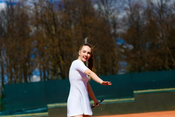 드레스를 코트에서 테니스 라켓을 테니스 여자가 테니스 스포츠를 있어요 — 스톡 사진