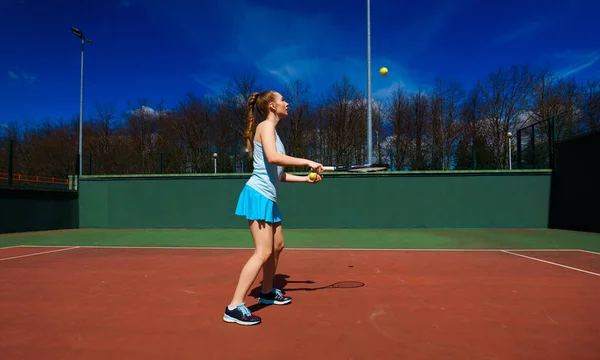 Sexy Tennisspielerin Weißem Kleid Und High Heels Mit Tennisschläger Auf — Stockfoto