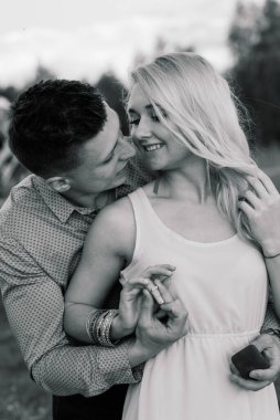 Erkek, kız arkadaşına evlenmek isteyip istemediğini soruyor. Gün batımı