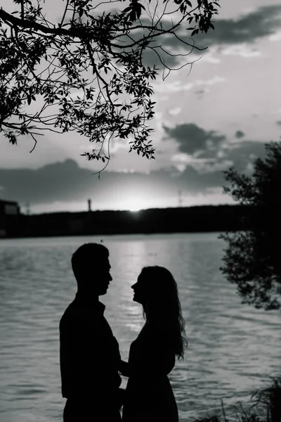 Casal Amor Volta Silhueta Luz Lago Laranja Por Sol Romântico — Fotografia de Stock