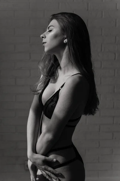 黒のセクシーランジェリーに身を包んだ美しく若い女性 ヴィンテージインテリアとレトロな背景 — ストック写真