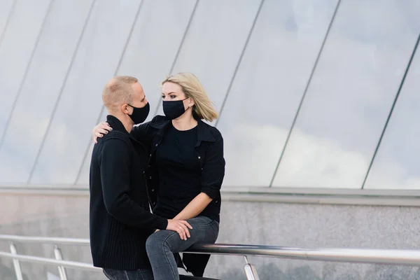 Paar Trägt Trendige Modische Schutzmasken Jeansjacken Und Spaziert Während Der — Stockfoto