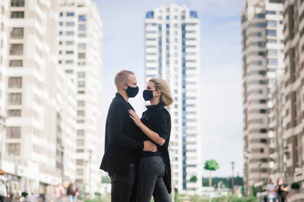 Pár Módních Ochranných Maskách Džínových Bundách Procházky Prázdné Ulici Evropského — Stock fotografie