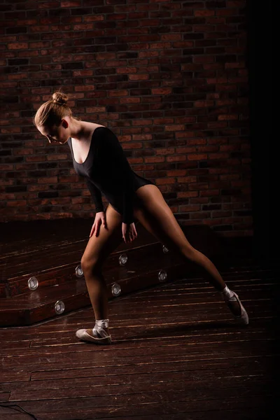 Ballerina Dalam Setelan Hitam Berpakaian Interior Studio Gelap Dinding Bata — Stok Foto